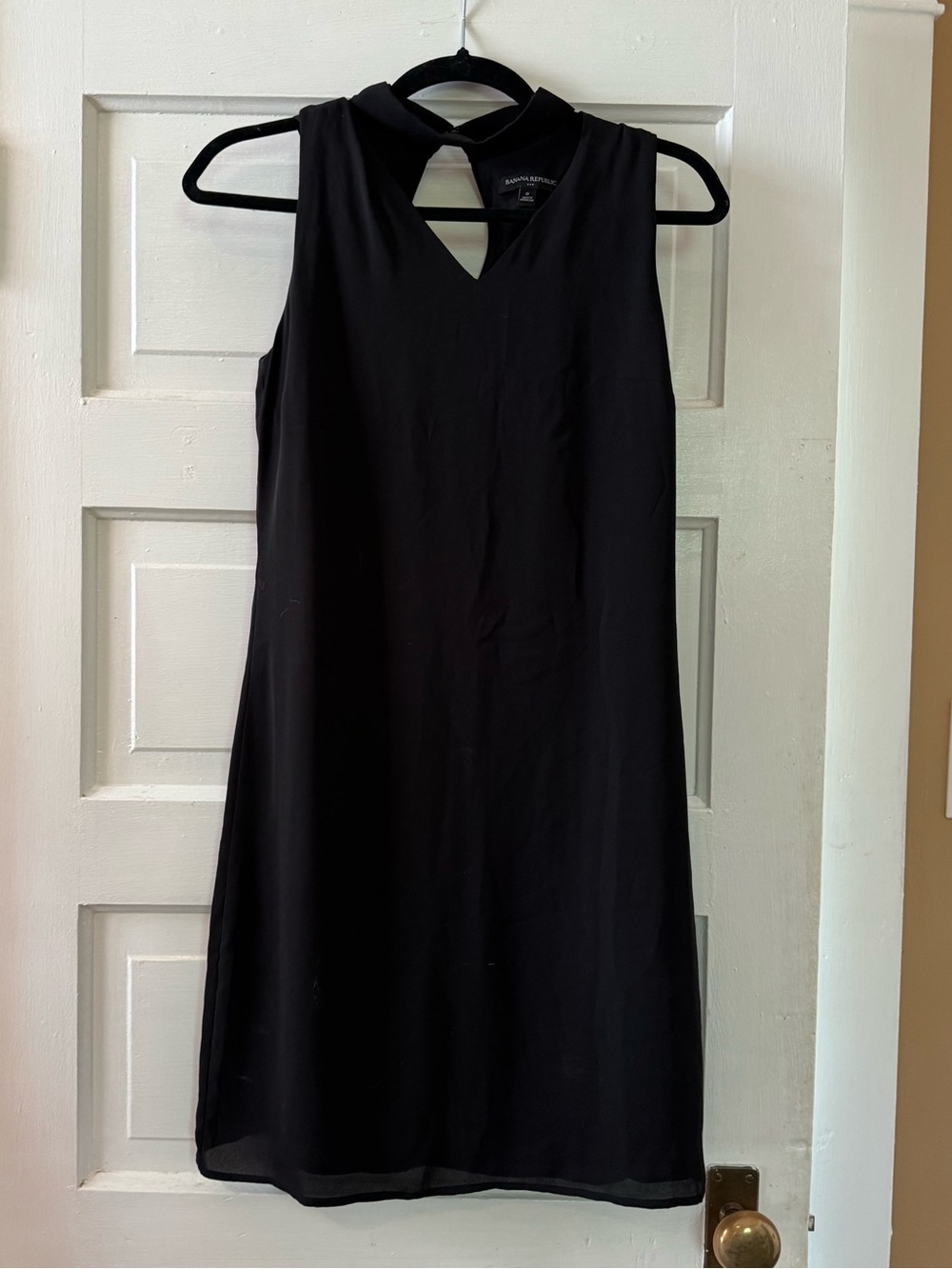 Banana Republic Sleeveless Black V-Neck Shift Dress